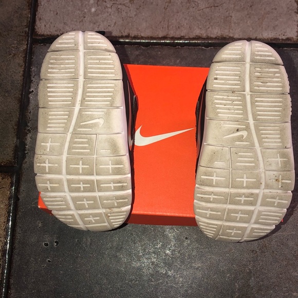 Toddler Nikes - 7c - Picture 2 of 2